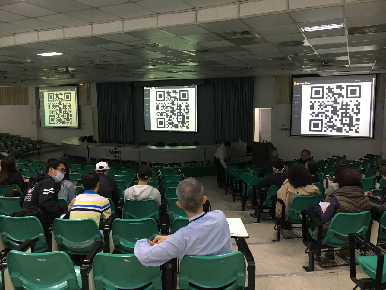 將網頁上的QR Code顯示於投影幕上。